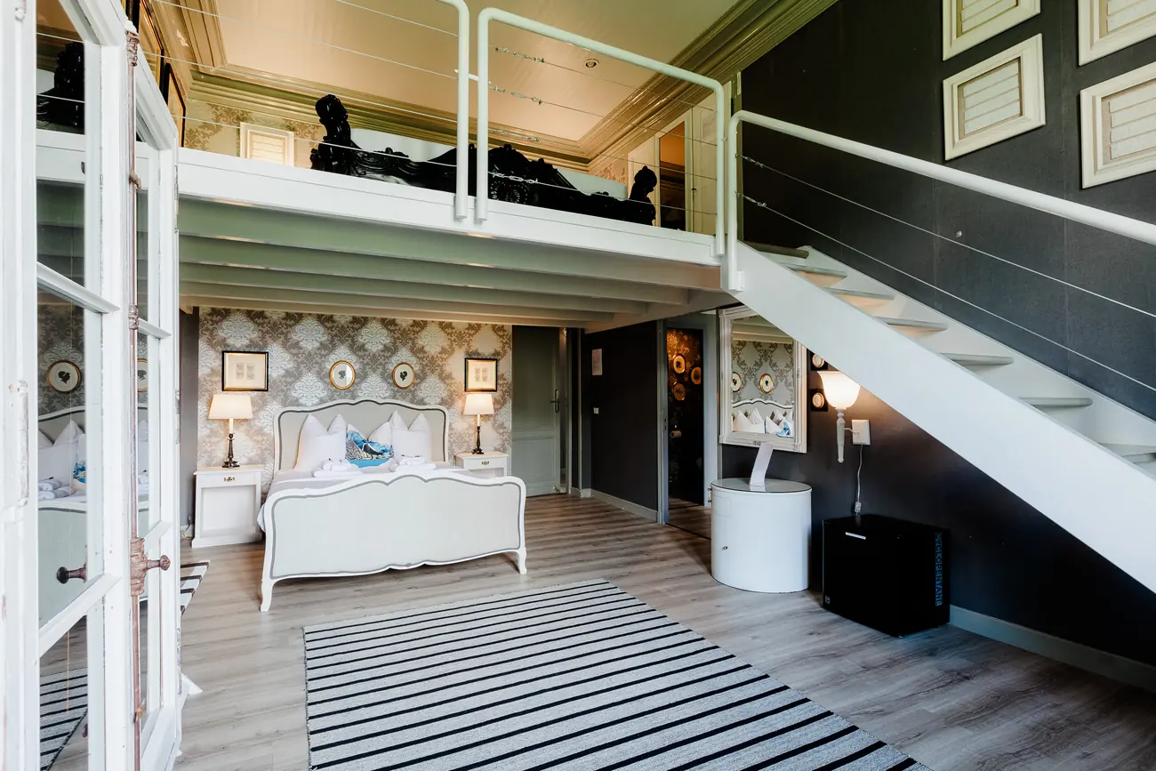 Room 40, Sophia (5)