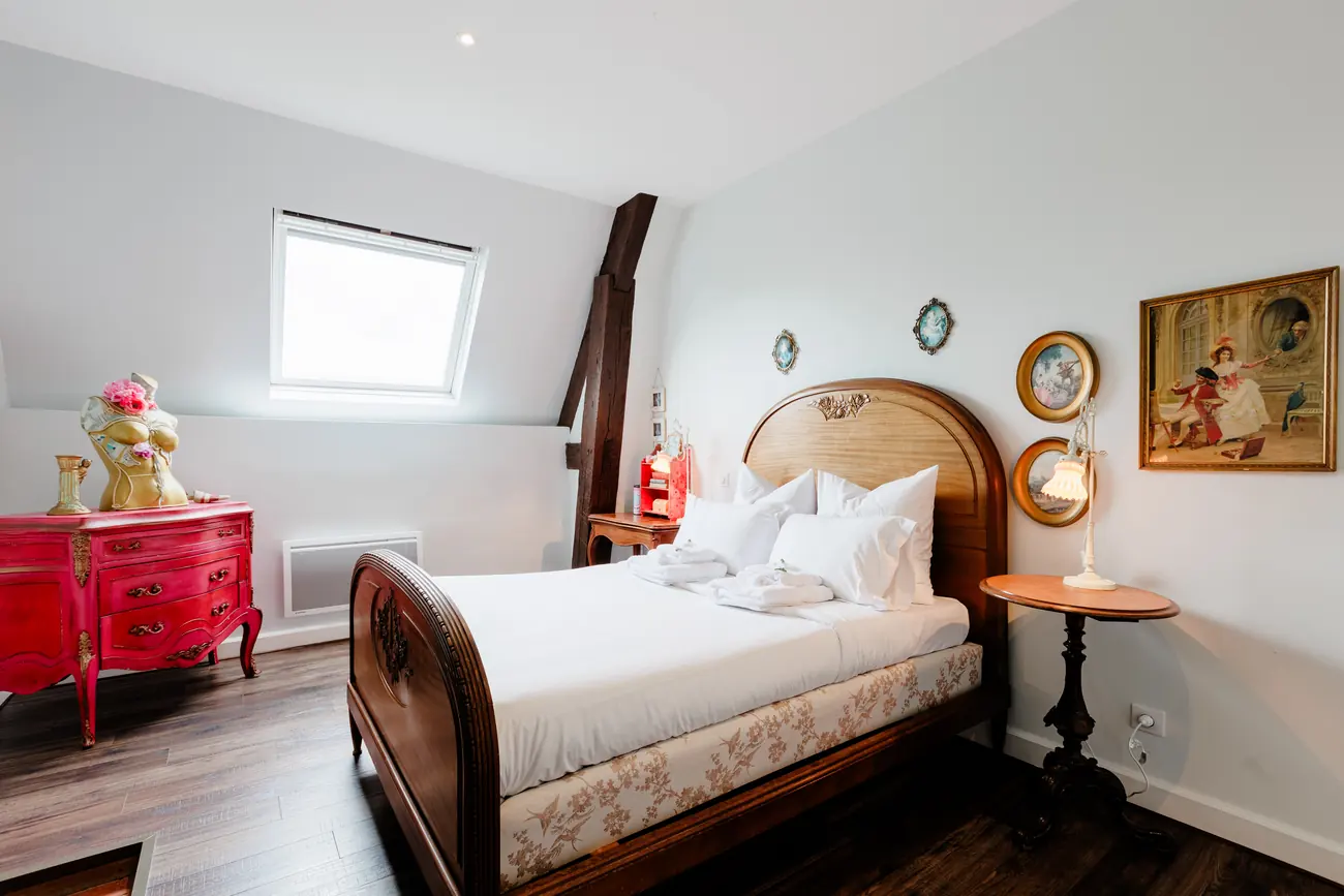 Room 45, Eugénie
