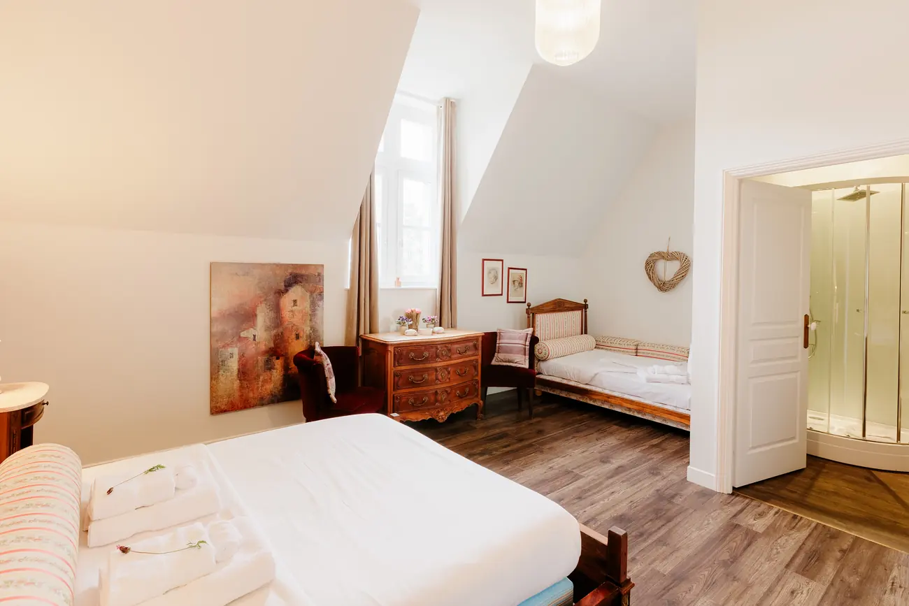 Room 46, Mary (3)