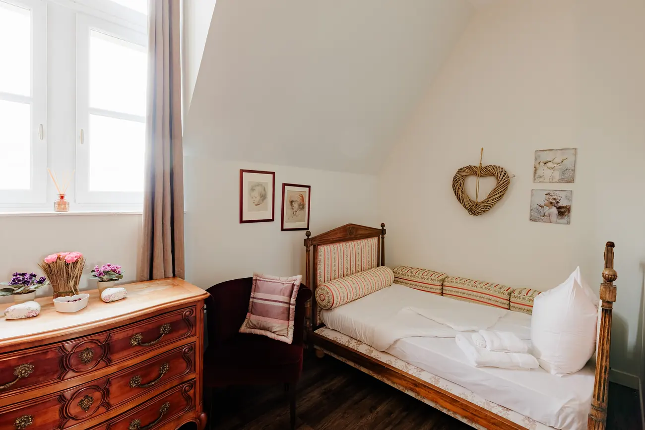Room 46, Mary (4)