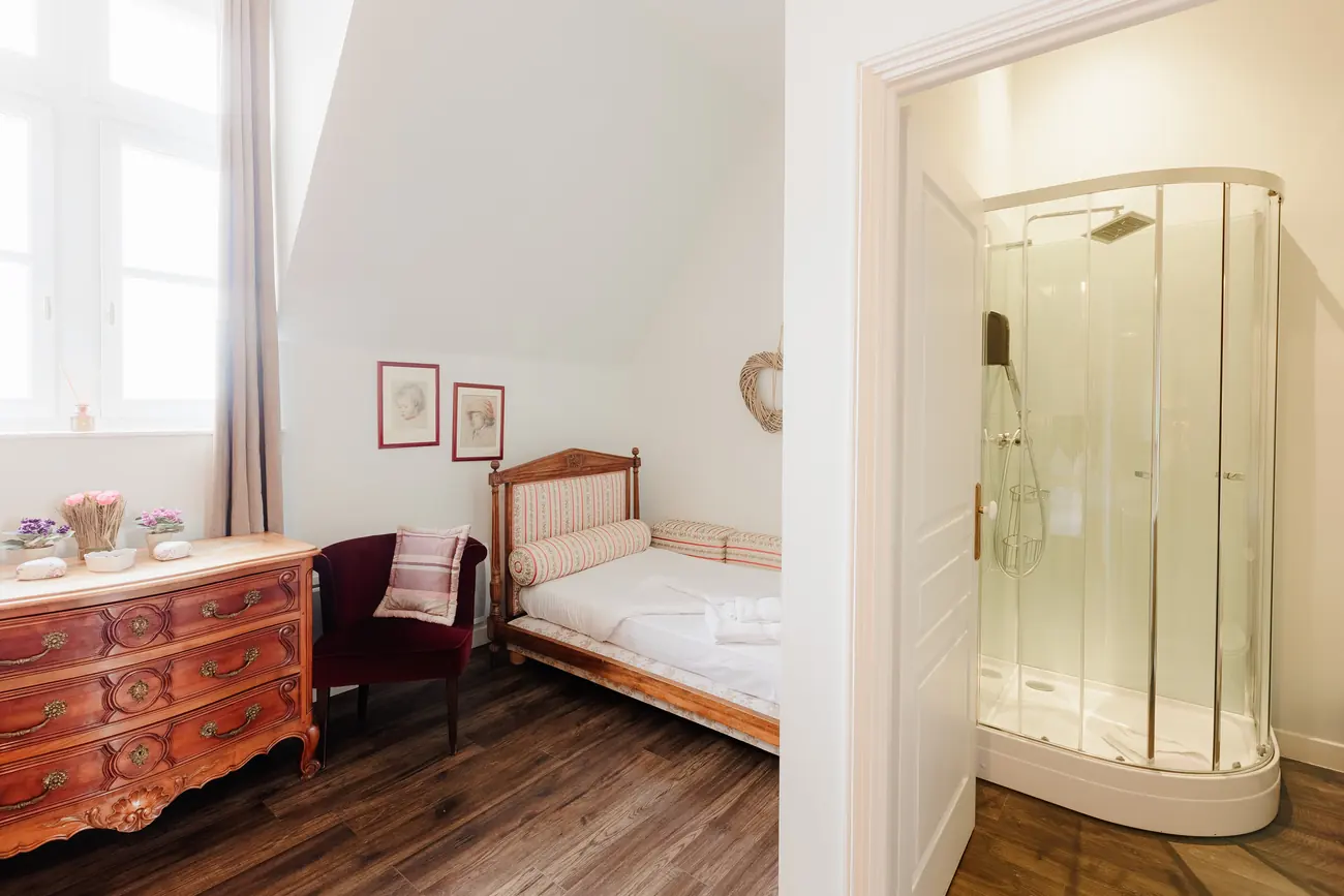 Room 46, Mary (5)