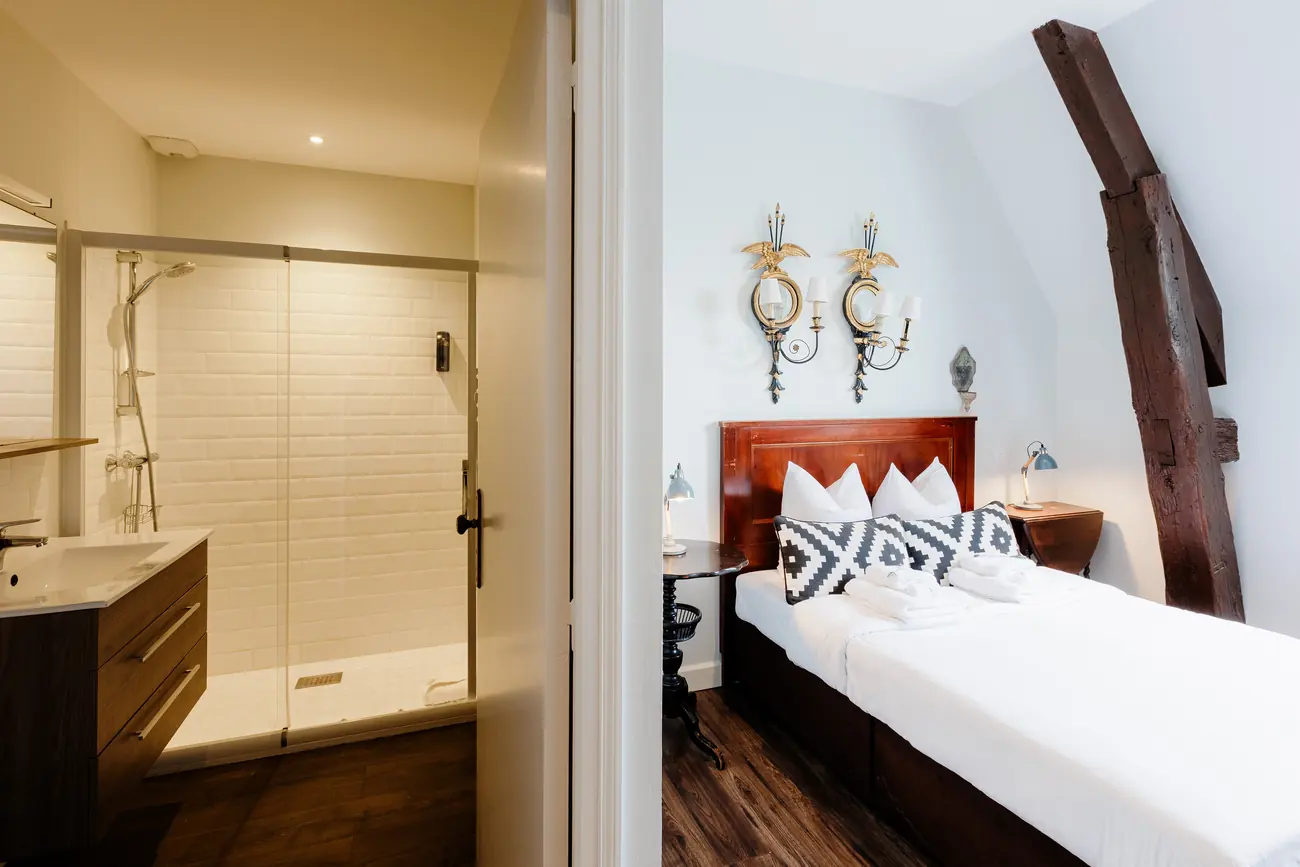 Room 47, Victoria