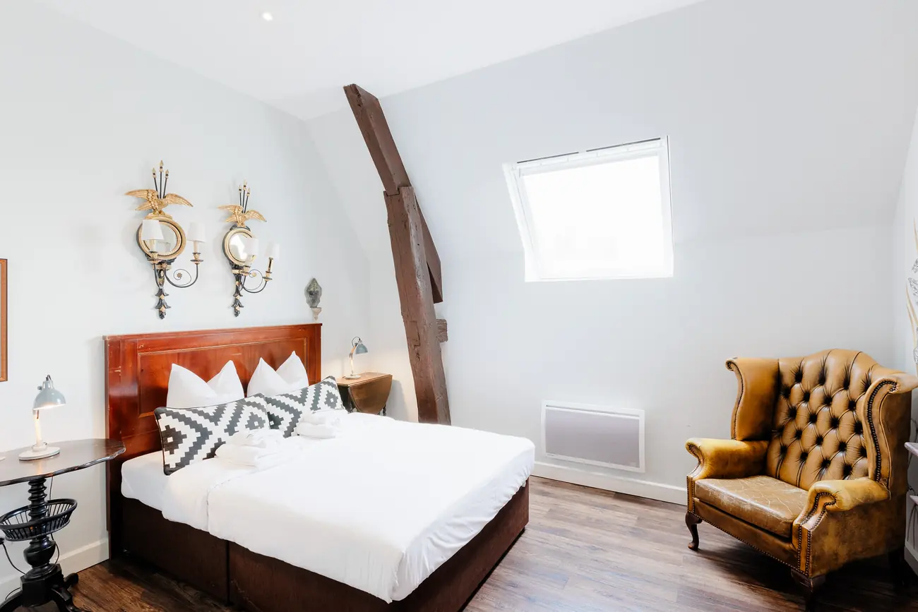 Room 47, Victoria (2)