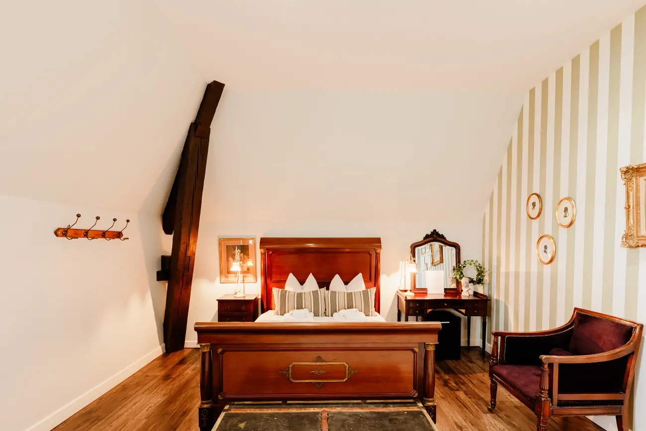Room 50, M. Antoinette