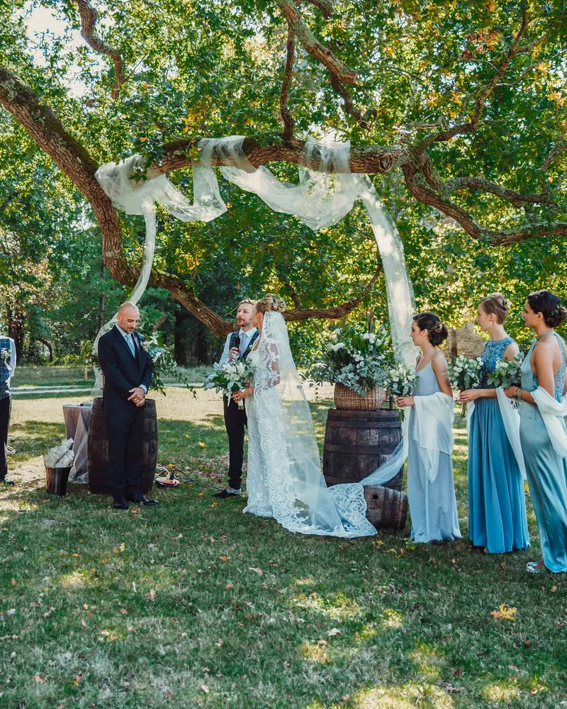 The ceremony under the great oak, the couple and their party