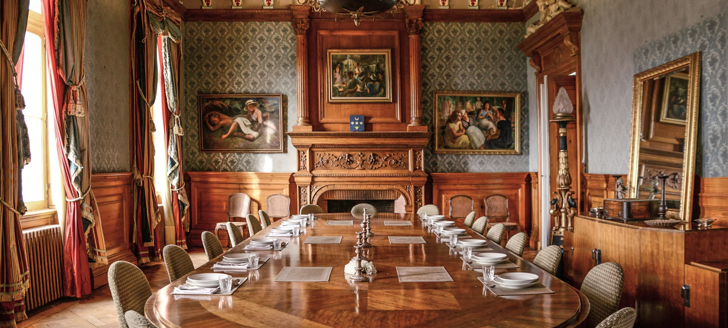 The great dining room laid, its marquetry table and its paintings