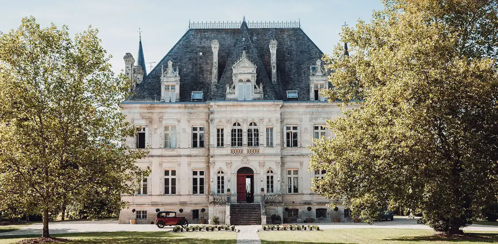 The château and its park, a panoramic view