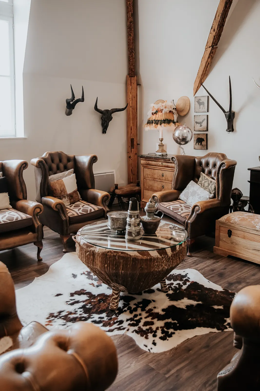 The hunting room, trophies and leather armchairs