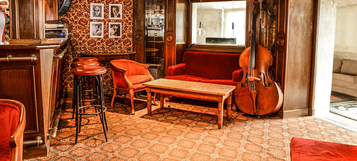 The jazz bar and its double bass