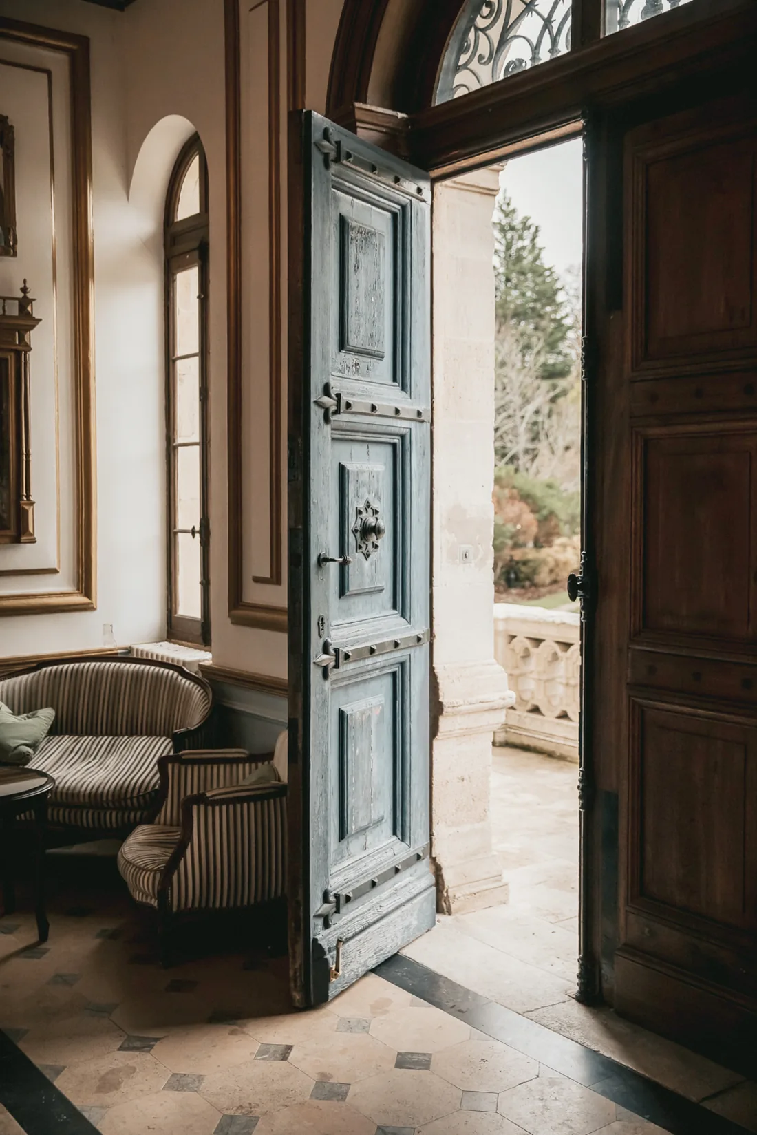 The high salon doors, open onto the terrace