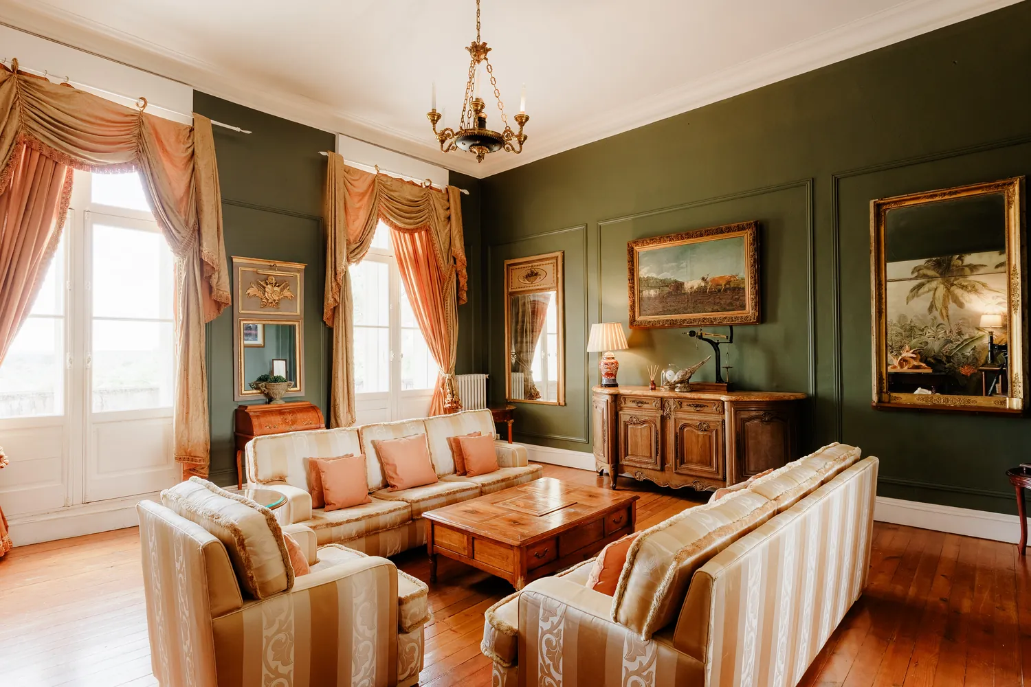 The green drawing room and its striped sofas