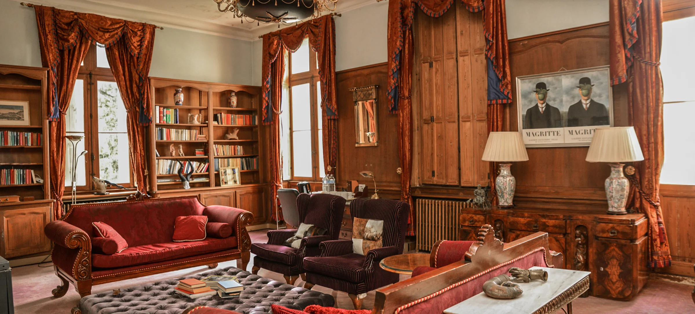 The library drawing room, its shelves and its armchairs
