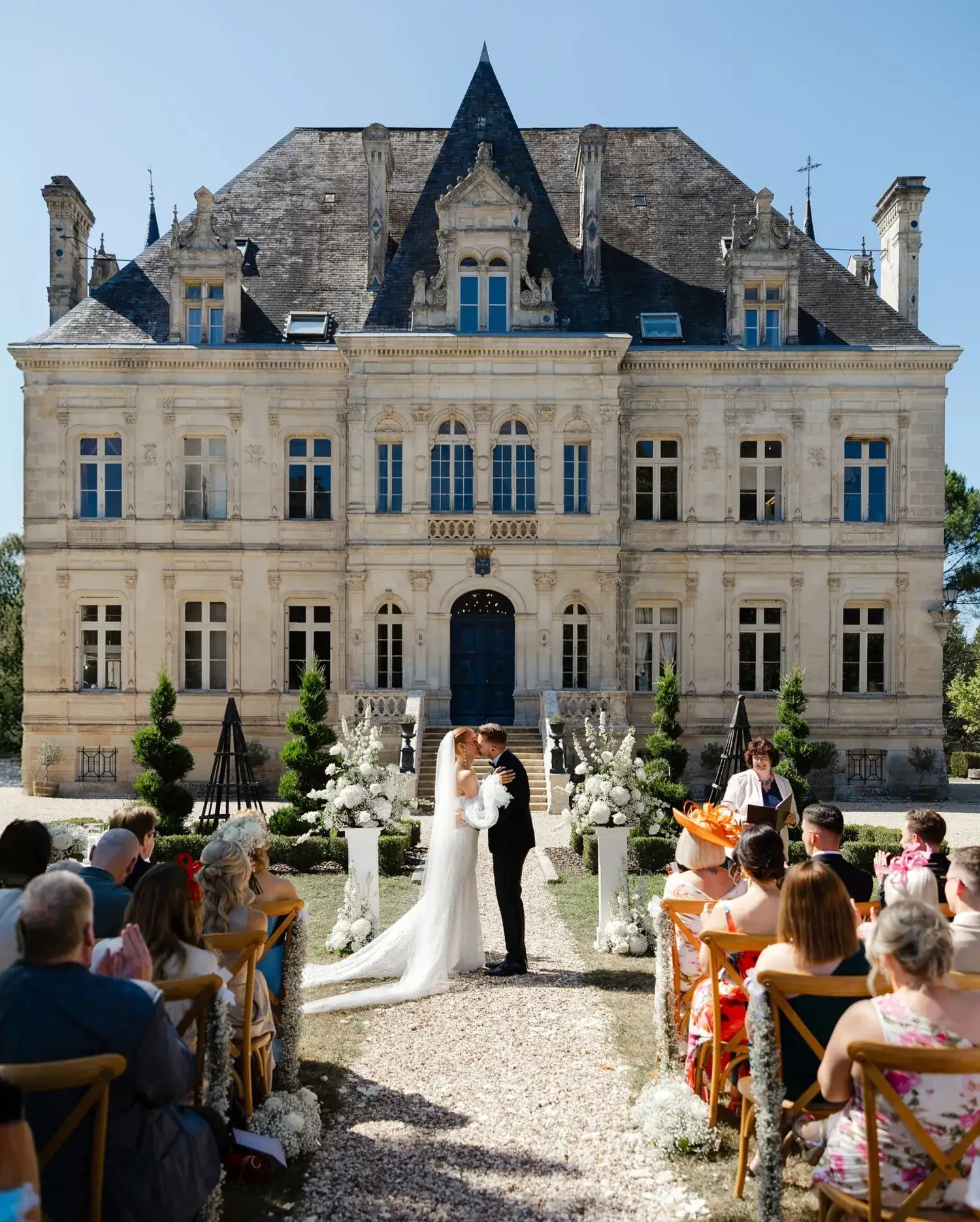 The ceremony in front of the façade, guests seated in the parterres